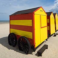 Strandcabines / strandhuisjes op het strand van De Panne, België
